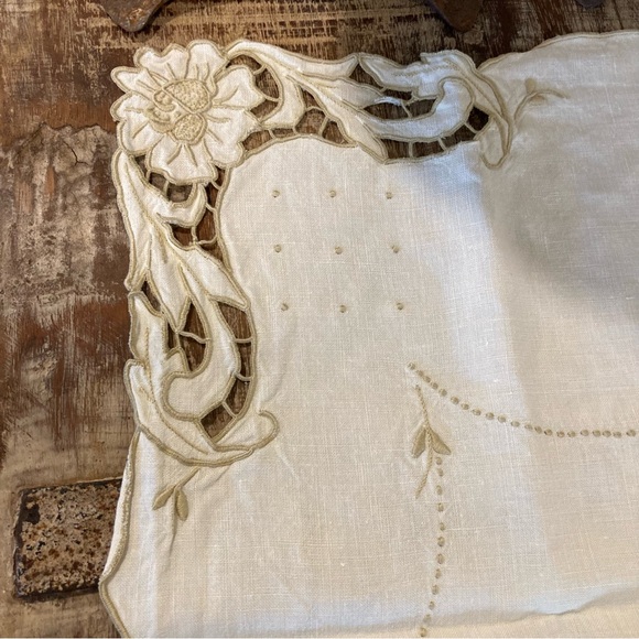 Vintage Off White & Tan Floral Design Table Runner 32.5” x 16.5” Scalloped Edge - Picture 5 of 13